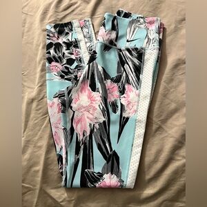 Women’s Nike floral leggings. Size Small $30obo